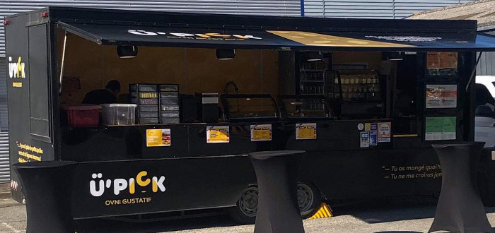 foodtruck rénové avec plaque en pvc jaune 2